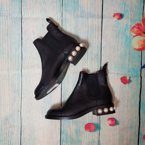 Louise et Cie Shoes - Louise et Cie black  Chelsea boots size 5.5M NWT